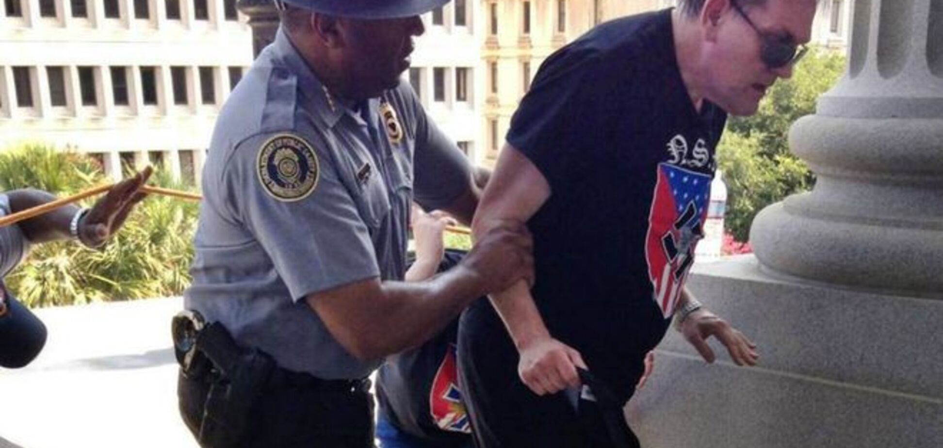 Фото чернокожего полицейского, который спасает расиста, стало хитом в соцсетях США