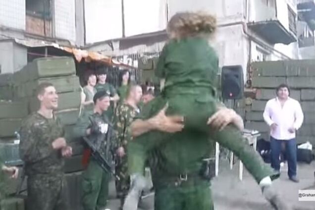 Террорист Гиви устроил на свой день рождения 'грязные' танцы с девочками: видеофакт