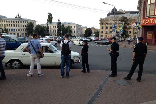 В Киеве полицейские оштрафовали упрямого таксиста-героя парковки