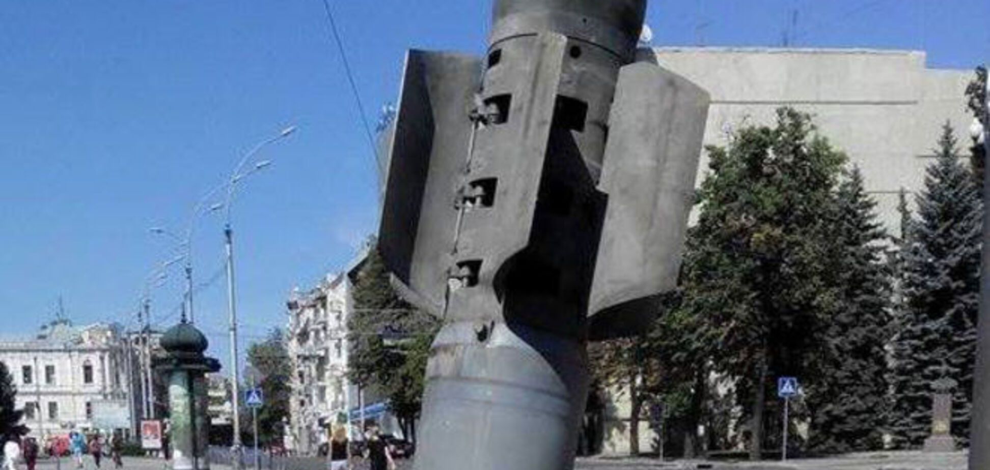 У центрі Харкова з'явився снаряд від 'Смерча': фотофакт