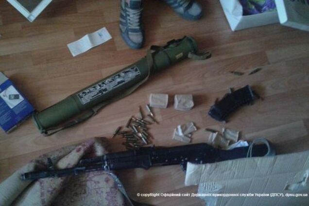 На Донеччині у пособника терористів знайшли арсенал зброї: опубліковані фото
