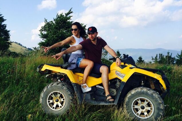 Появились фото, как нардеп Парасюк развлекался с Наталкой Карпой в горах Карпат