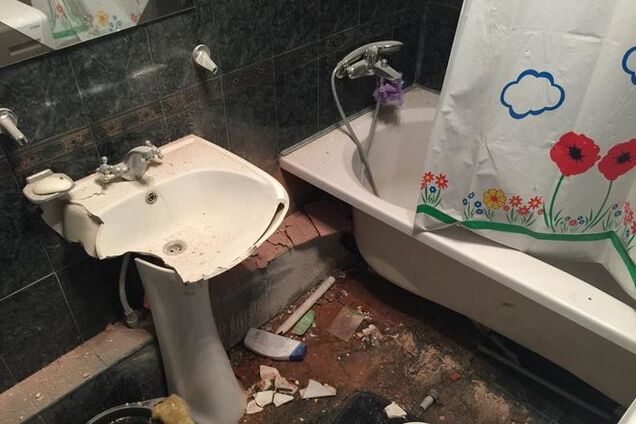 У Донецьку танковий снаряд прошив відразу три квартири: фоторепортаж