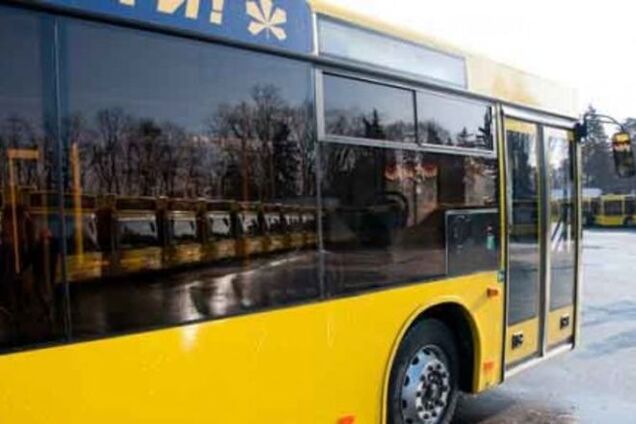 В Киеве автобус попал в ДТП, пострадала женщина