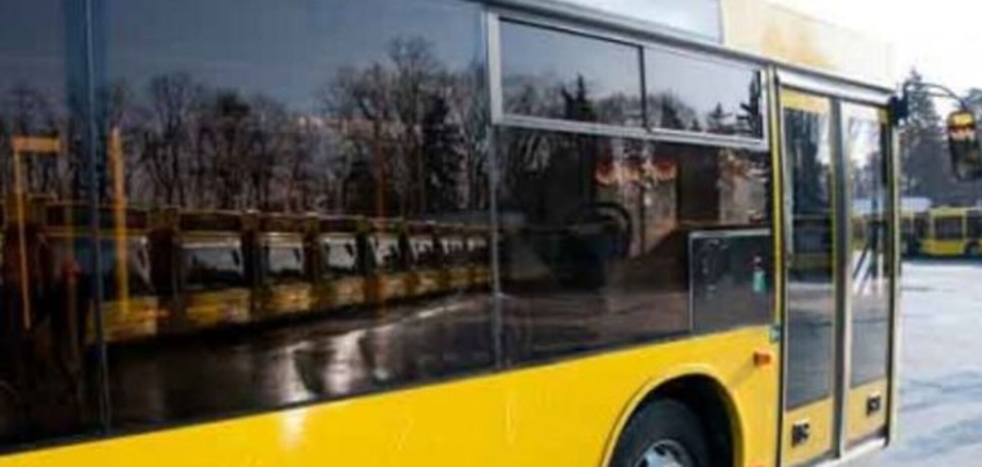 В Киеве автобус попал в ДТП, пострадала женщина