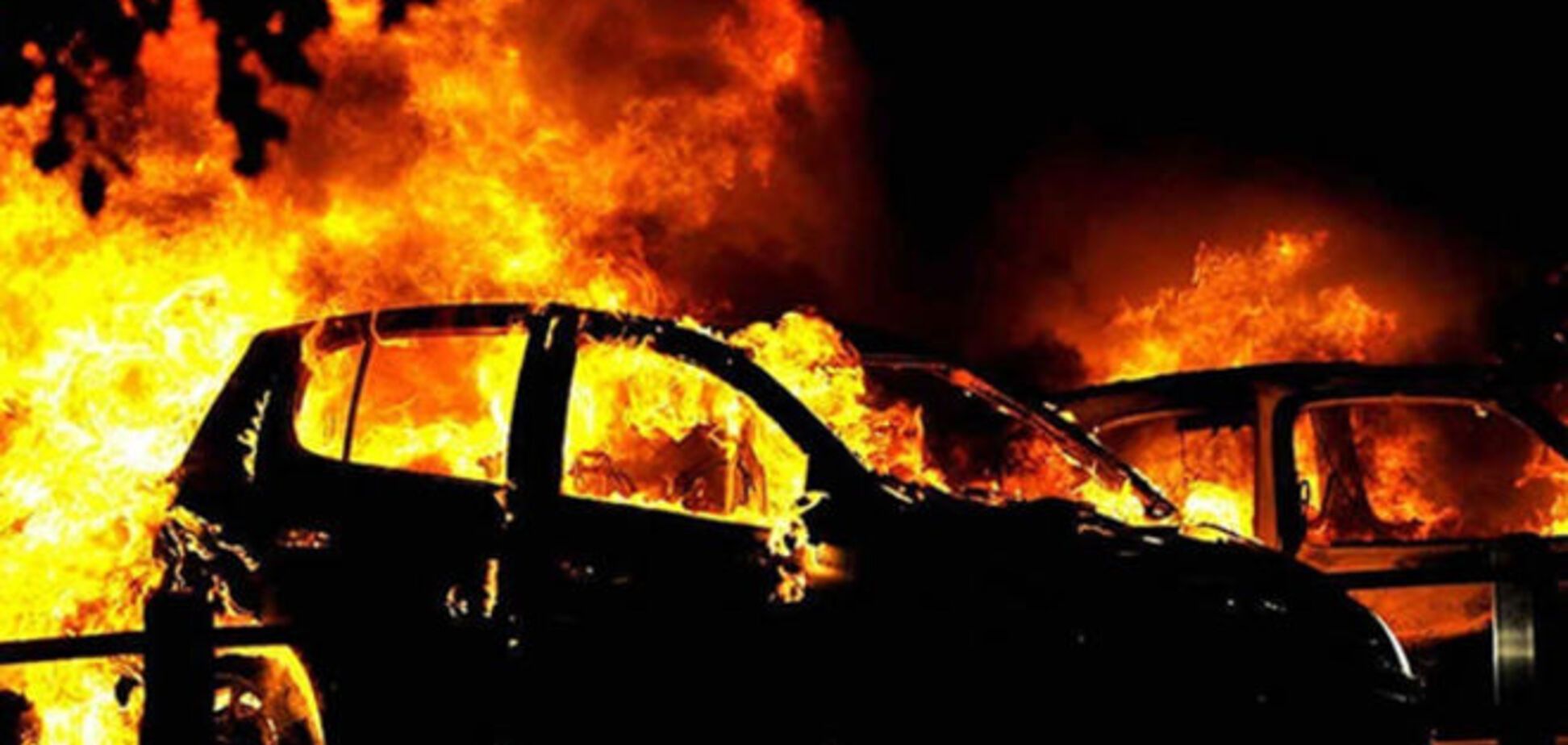 На Прикарпатье прямо под райотделом сожгли милицейские авто