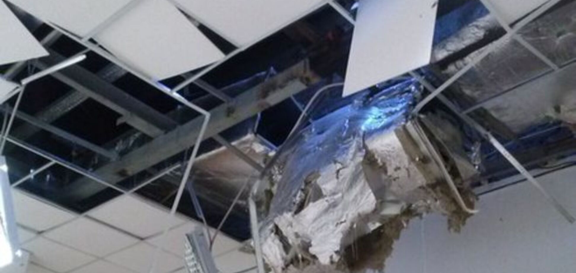 Горы кирпича и дырки в потолке: в сети показали последствия обстрела Донецка