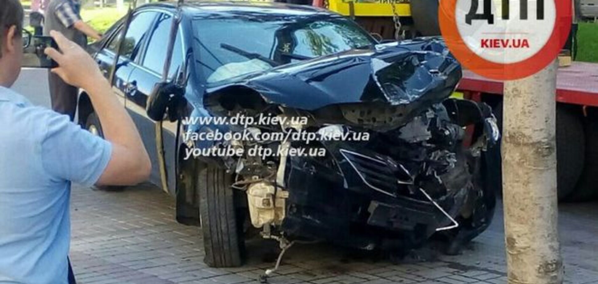 У Києві на Хрещатику іномарка врізалася у стовп