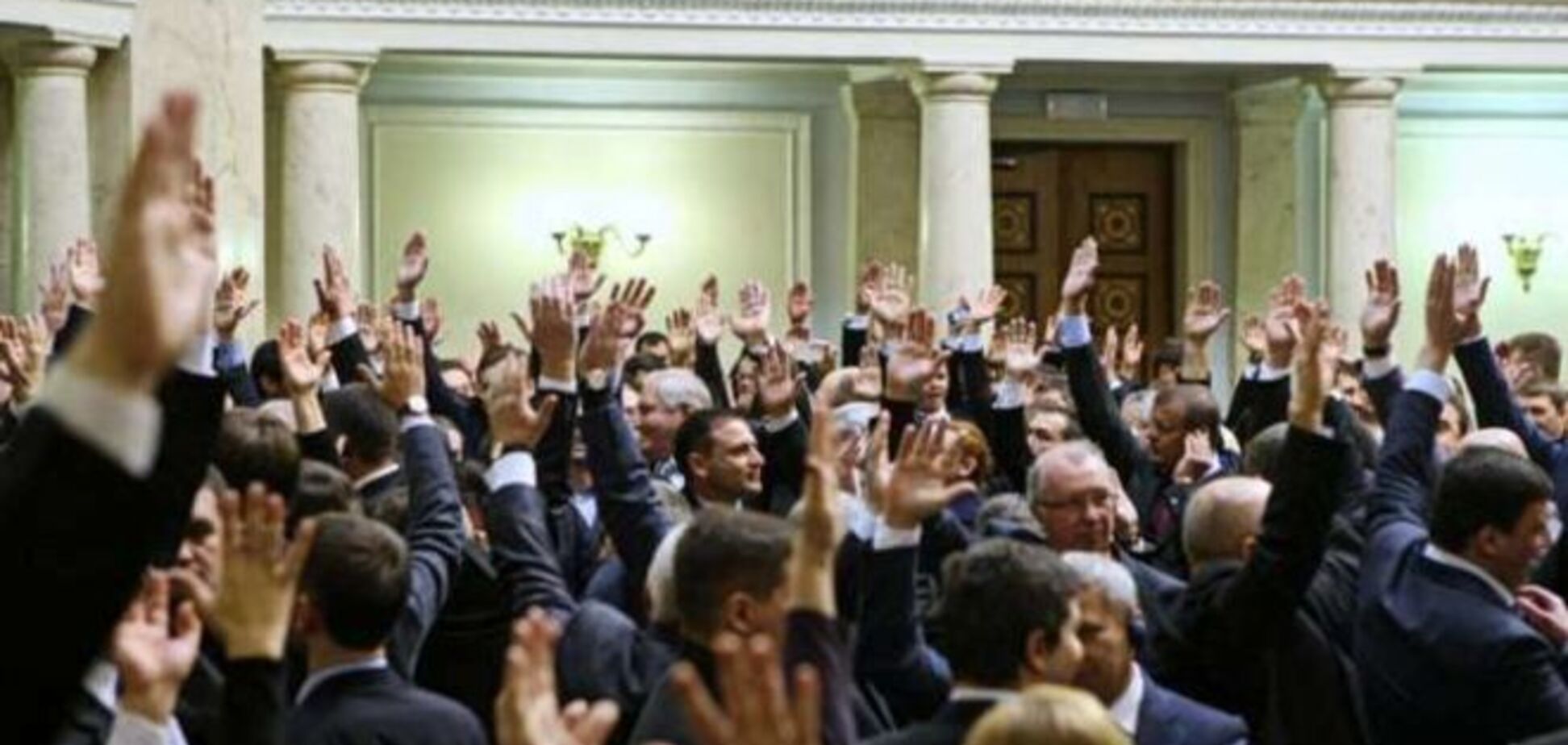 За 'диктаторські закони' судитимуть трьох екс-нардепів '