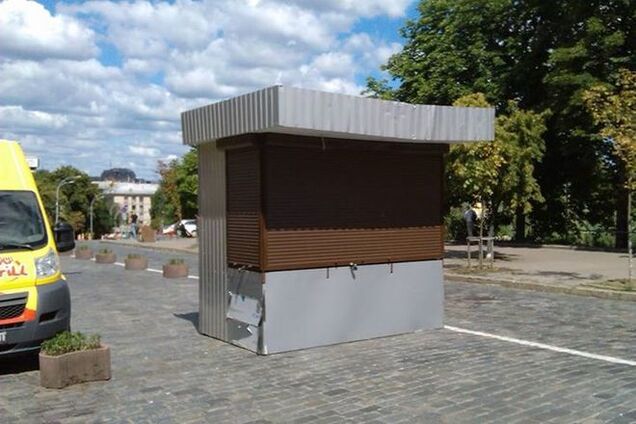 В центре Киева посреди дороги 'вырос' МАФ: фотофакт