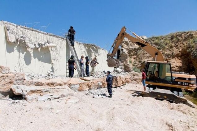 В Одесі зносять залізобетонну огорожу пляжу екс-регіонала: фотофакт