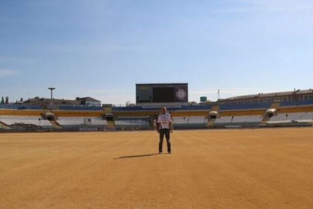 Террористы Плотницкого уничтожили поле луганского стадиона: фотофакт