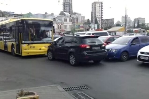 В Киеве джип на встречке заблокировал движение троллейбуса: видеофакт