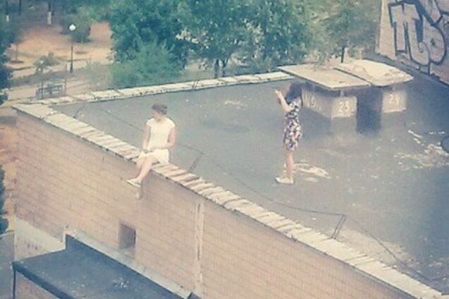 В Киеве полицейские сняли с крыши высотки двух девушек