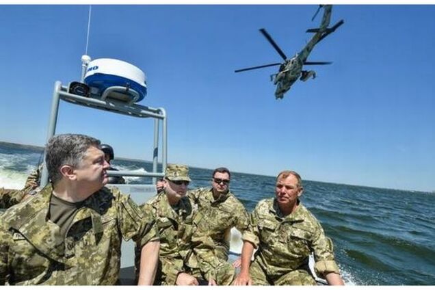 Порошенко обещает морпехам новую технику, которая сделает их непобедимыми
