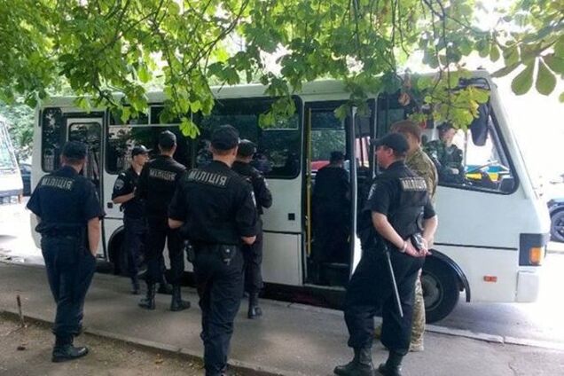 К офису 'Правого сектора' в Киеве подогнали два автобуса с милицией: фотофакт