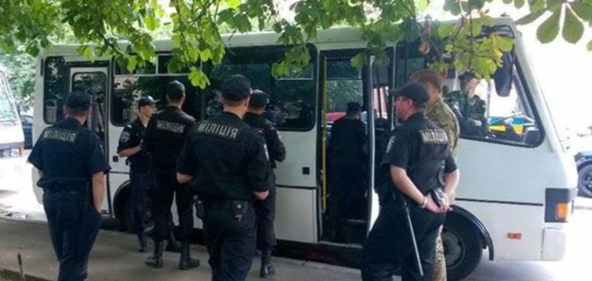 До офісу 'Правого сектора' в Києві підігнали два автобуси з міліцією: фотофакт