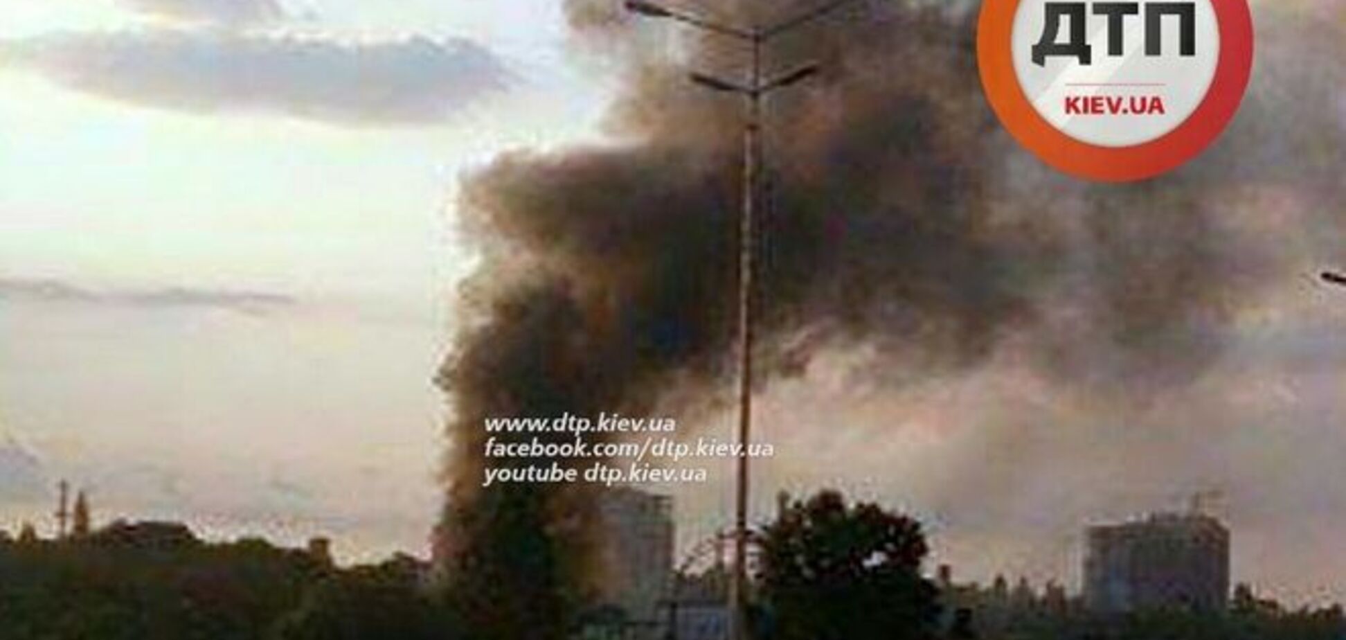 У Києві спалахнула масшабна пожежа: фото з місця НП
