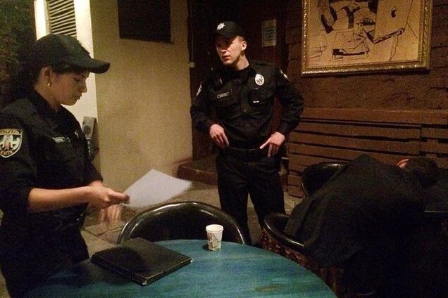 Киевские копы увезли пьяного мужчину с бара прямо на 'мальдивы'