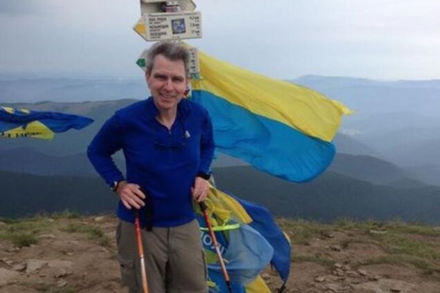 Посол США позировал с перевернутым флагом Украины: фотофакт