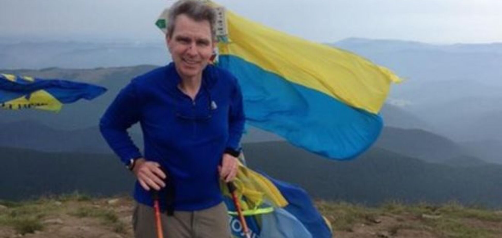 Посол США позував із перевернутим прапором України: фотофакт