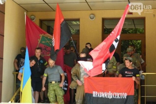 У Запоріжжі 'Правий сектор' жорстко розігнав мітинг під прокуратурою: опубліковані фото і відео