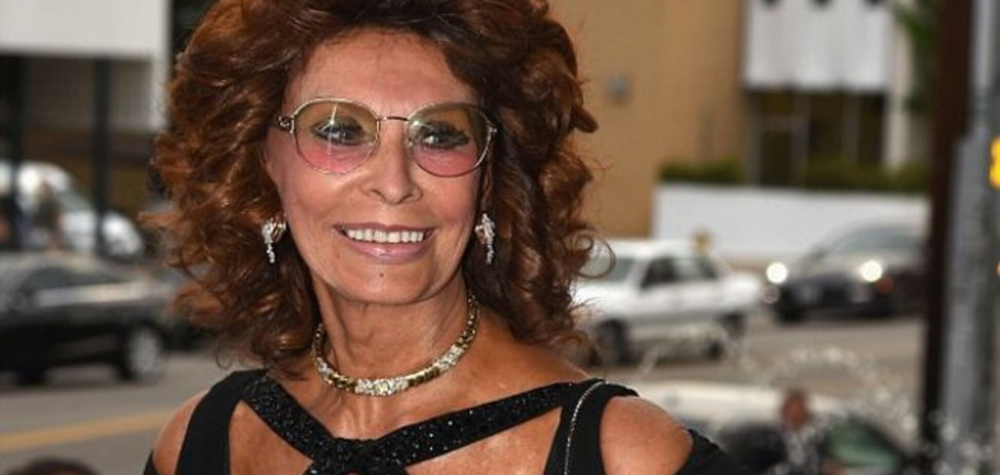80-летняя Софи Лорен поразила шикарной фигурой и глубоким декольте