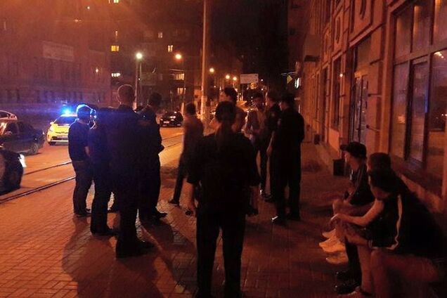 В Киеве восемь подростков напали на двух иностранцев