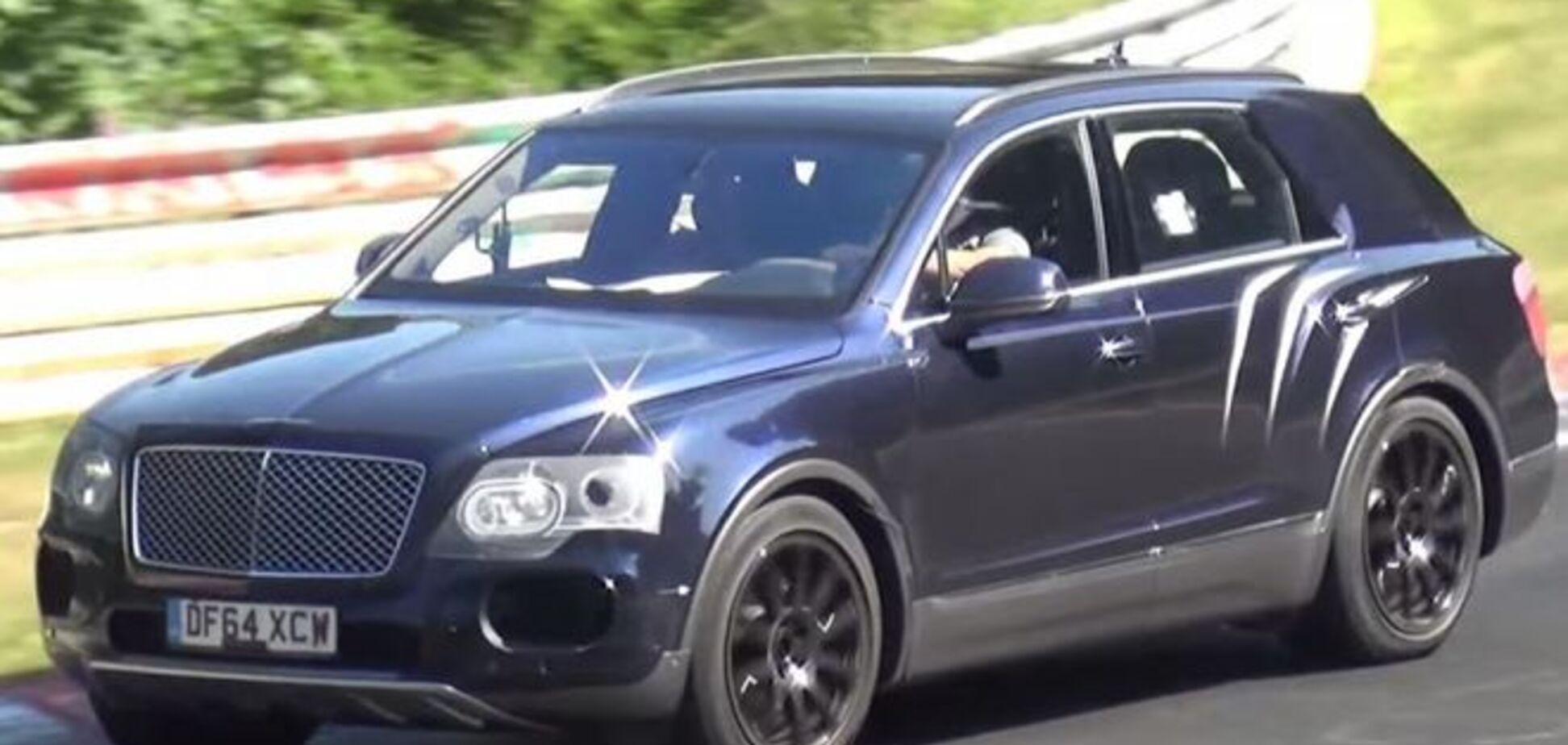 Автошпіони засікли позашляховик Bentley: фото і відео випробувань на треку