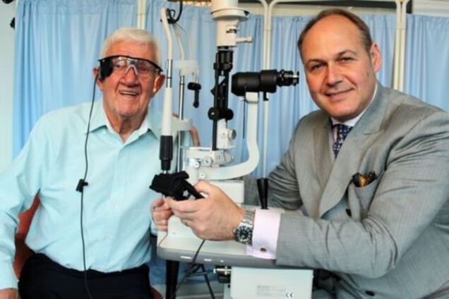 Английские врачи впервые пересадили бионический глаз человеку
