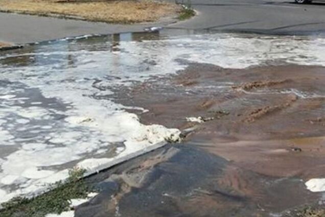 В Киеве на Оболони прорвало водопровод: фото с места ЧП
