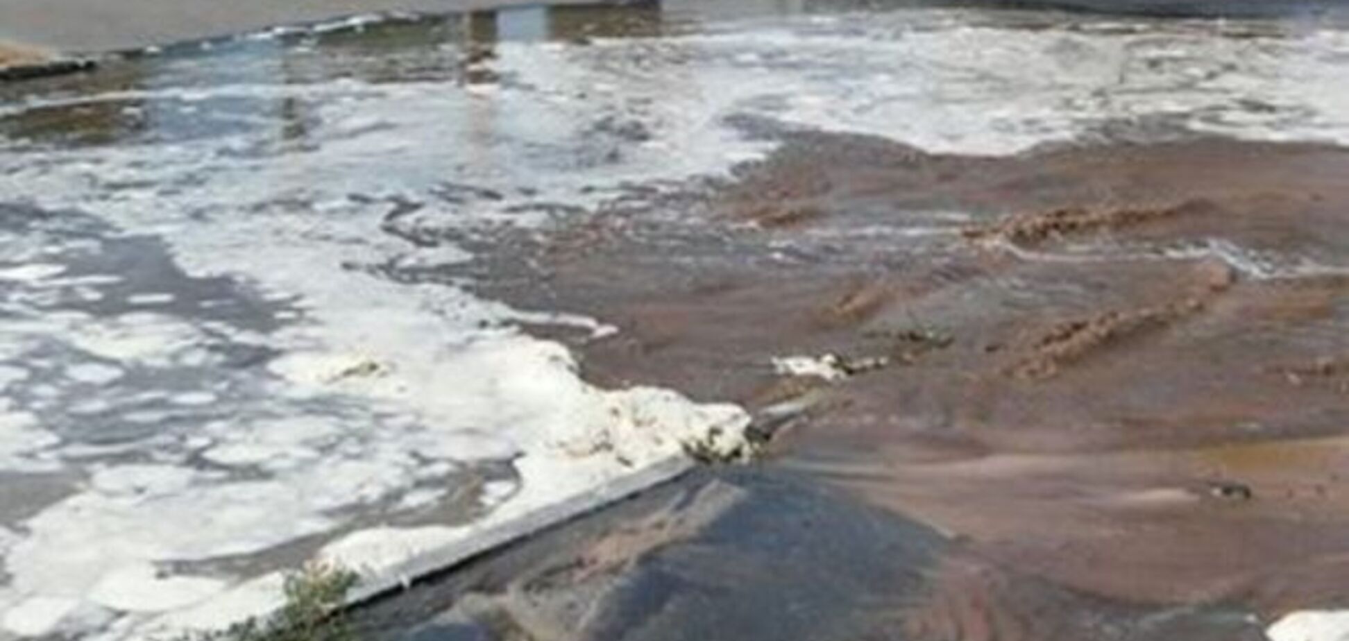В Киеве на Оболони прорвало водопровод: фото с места ЧП