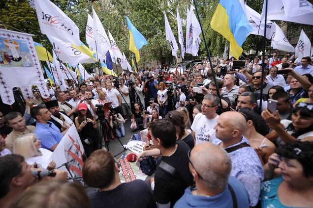 Нардепы собрались ждать Шокина под ГПУ до последнего: опубликованы фото