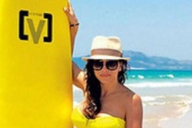 Загорелая Ани Лорак в купальнике похвасталась кубиками пресса