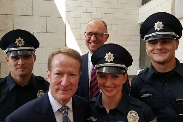 Яценюк пришел в шок от нового офиса патрульной полиции. Фотофакт