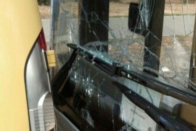 В Киеве автобус с пассажирами протаранил автомобиль: фотофакт