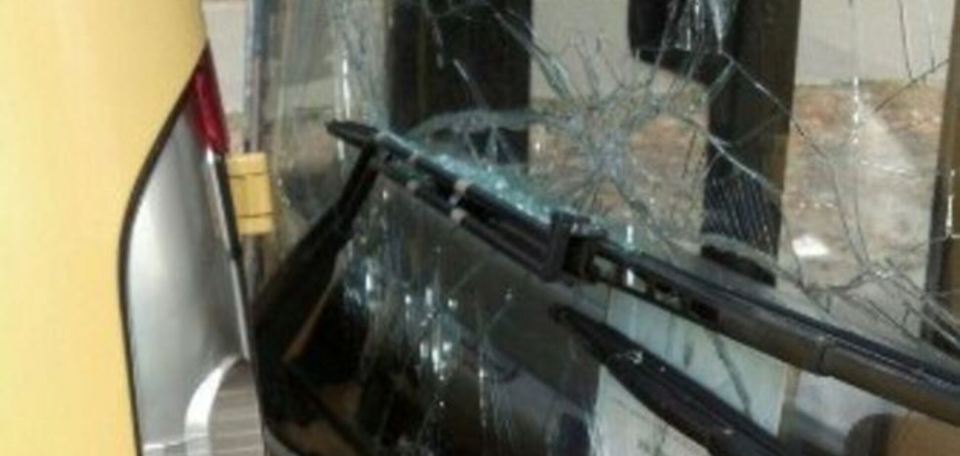 В Киеве автобус с пассажирами протаранил автомобиль: фотофакт