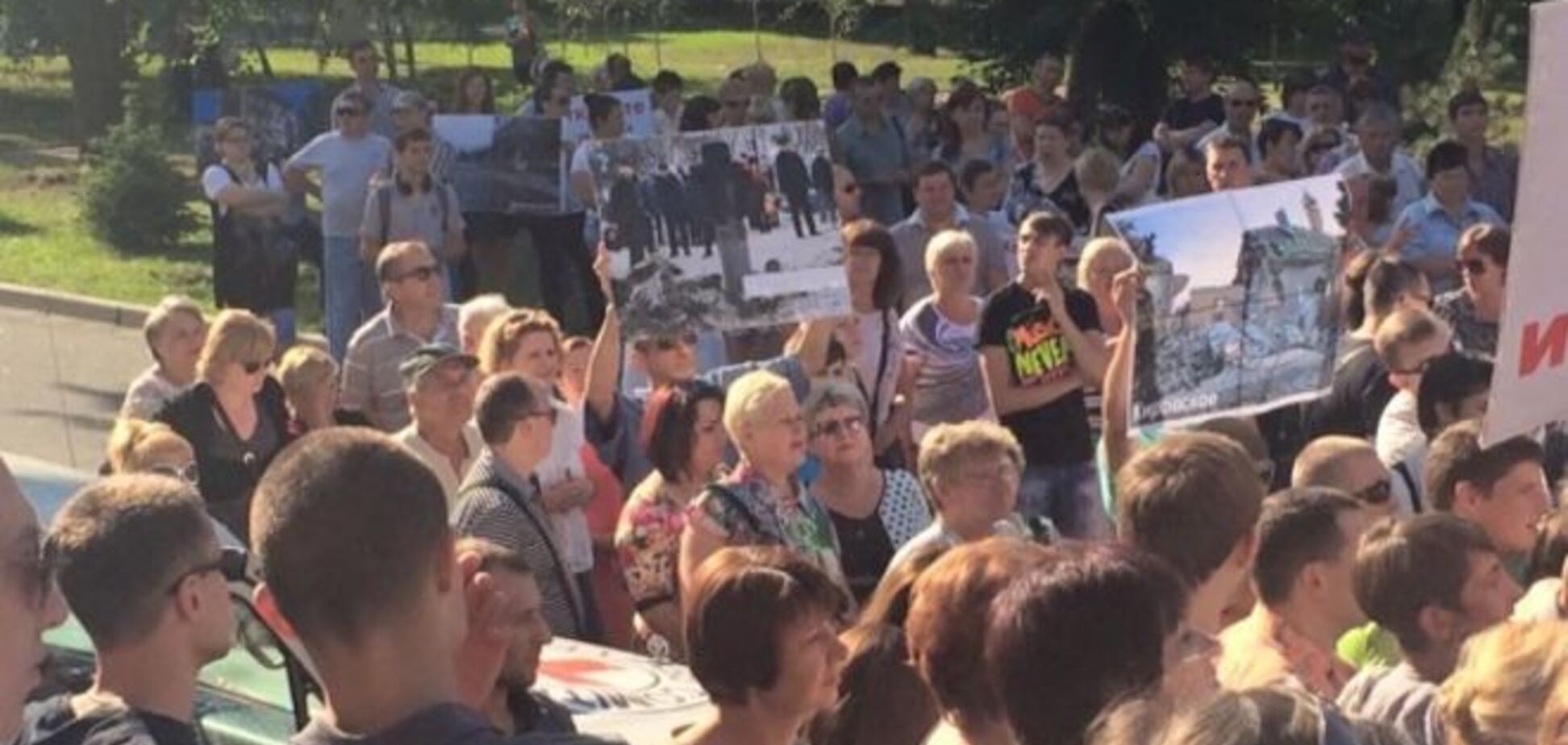 В Донецке несколько сотен горожан вышли на митинг: опубликованы фото