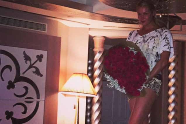 Волочкова ради тайного поклонника залезла ногами на стол: фотофакт