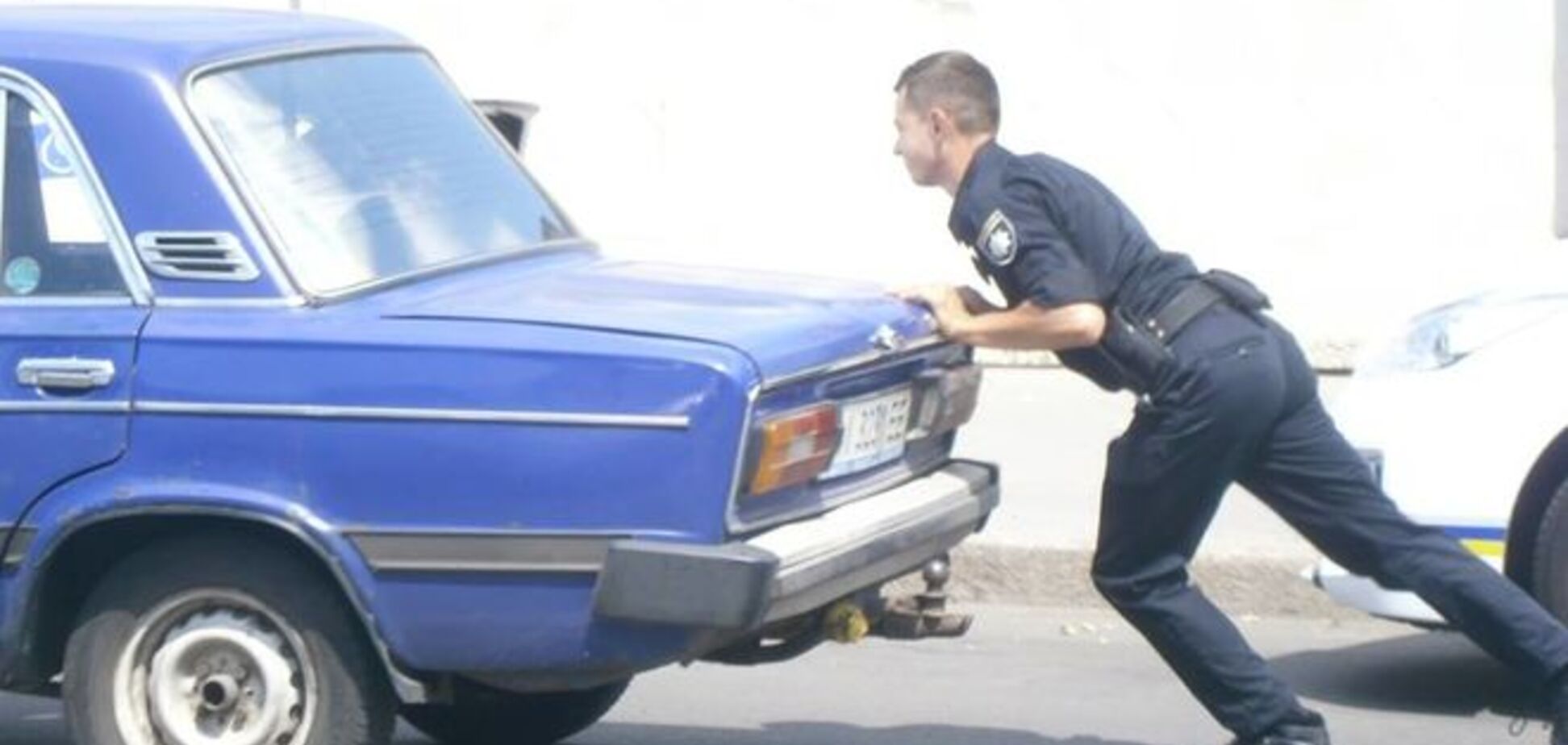 В Киеве полицейский толкал заглохший 'Жигуль': фотофакт