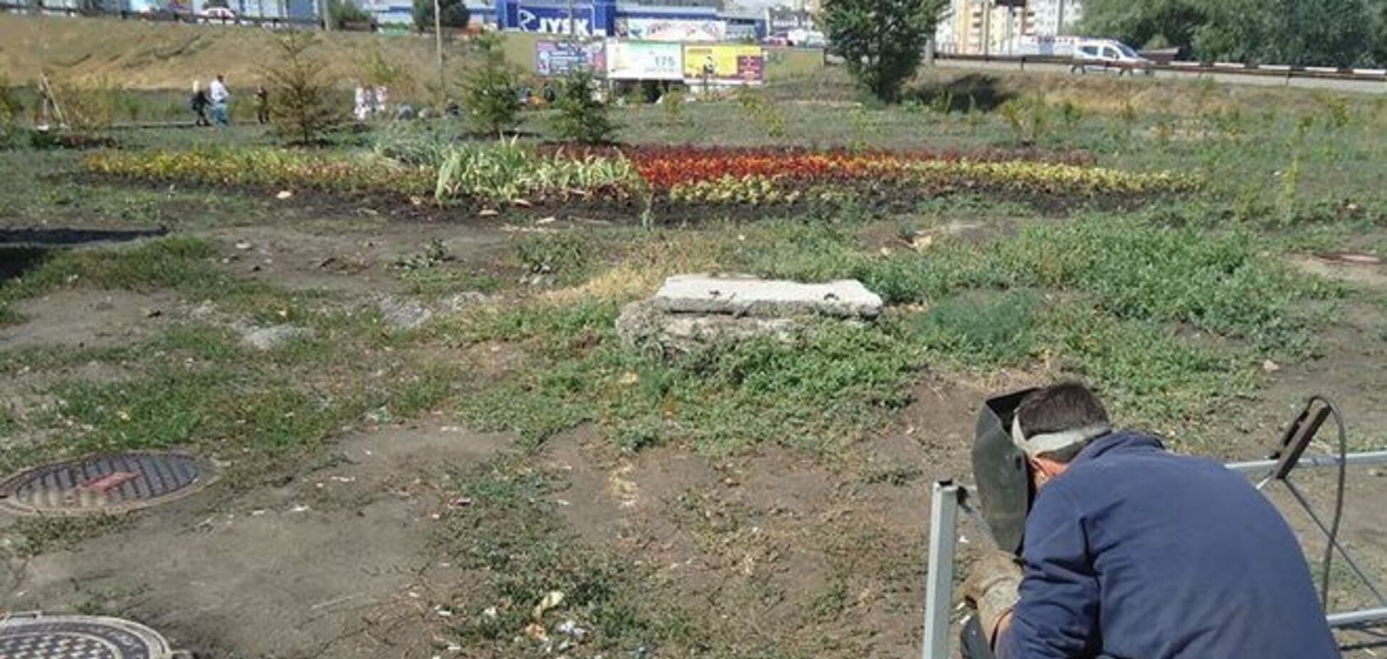 В Киеве деревья в скандальном сквере полили бензином - активисты