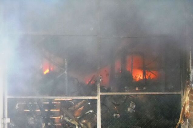 Масштабный пожар на складах в Киеве: стали известны подробности