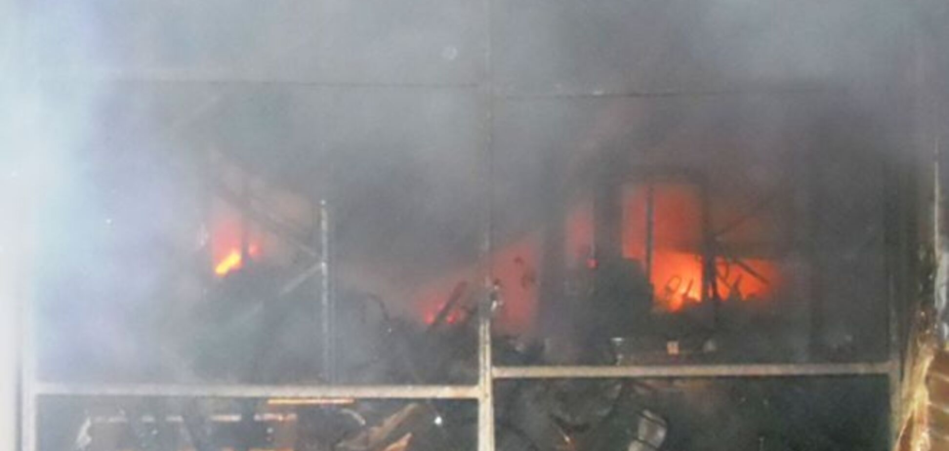 Масштабный пожар на складах в Киеве: стали известны подробности