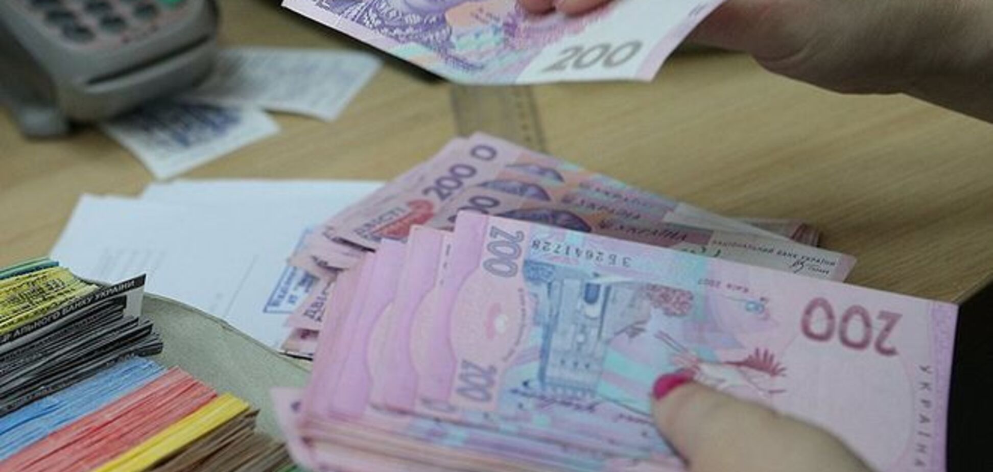 Украинцам могут поднять зарплаты и пенсии уже в октябре – Новак 