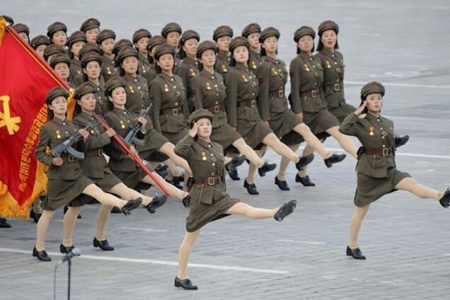 Із китайцями в дешевих готелях: дівчата КНДР вирішили допомогти своїй країні матеріально