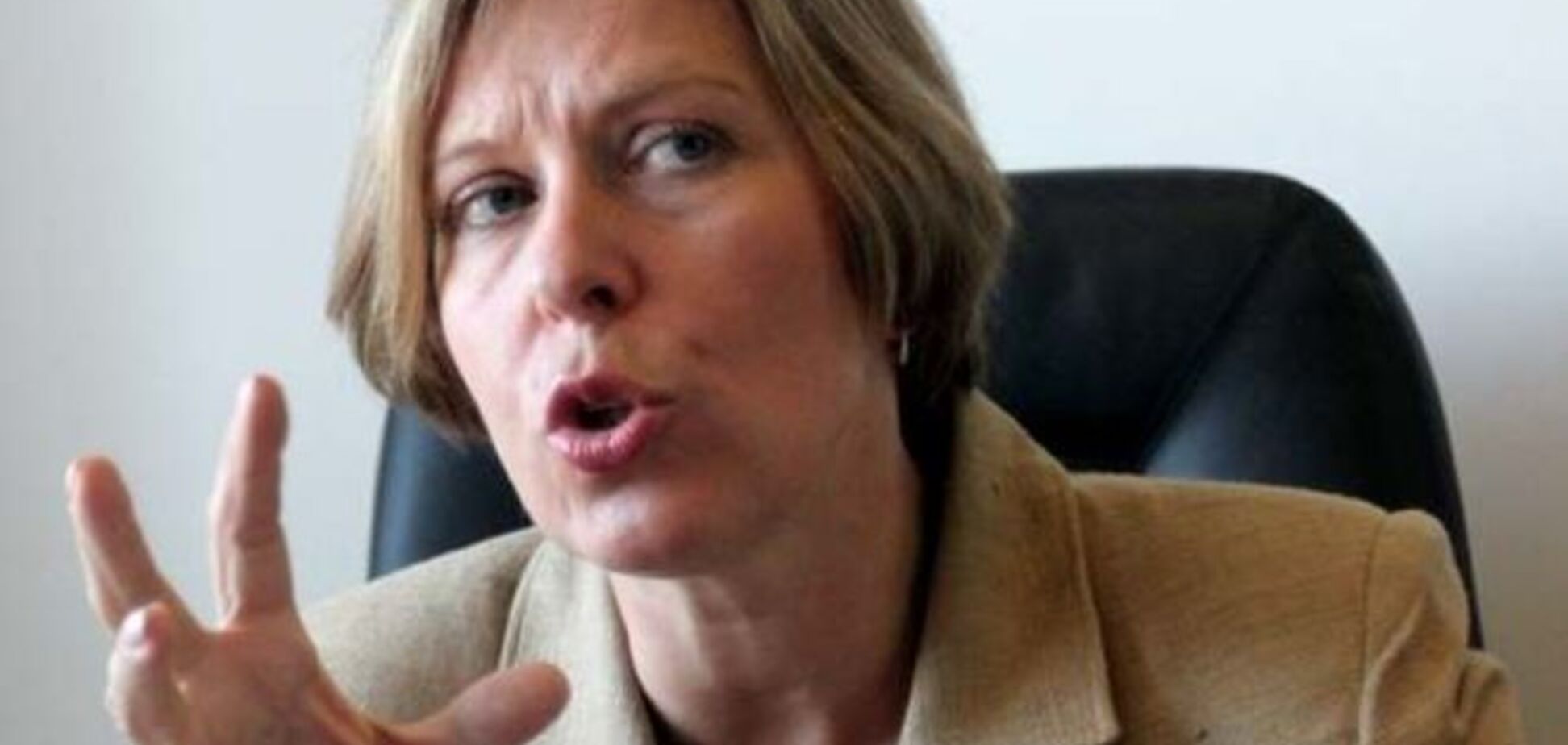 Ляпина украсила свое ведомство картинами загадочного однофамильца: фотофакт