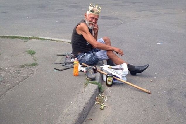 Киевлян возмутили 'смешные фотографии' местного бездомного в короне