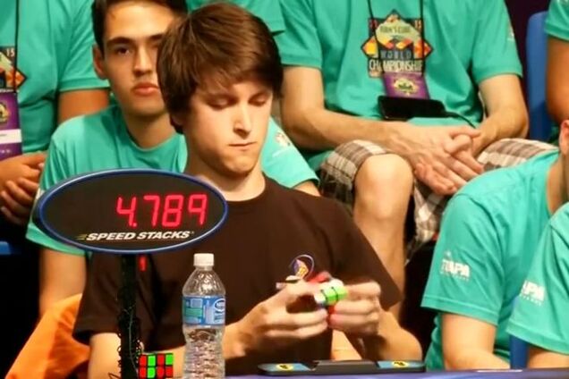 Австралиец собрал кубик Рубика за считанные секунды: видеофакт