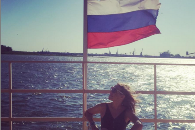 Обнаженная Собчак загорала в тени флага России: фотофакт