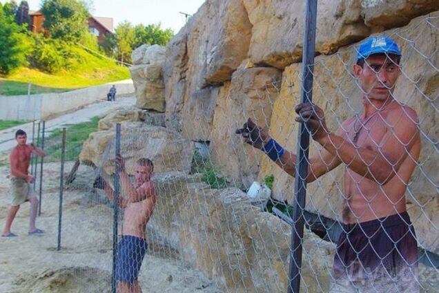 В Одесі звільнений пляж екс-регіонала знову обносять парканом: фотофакт